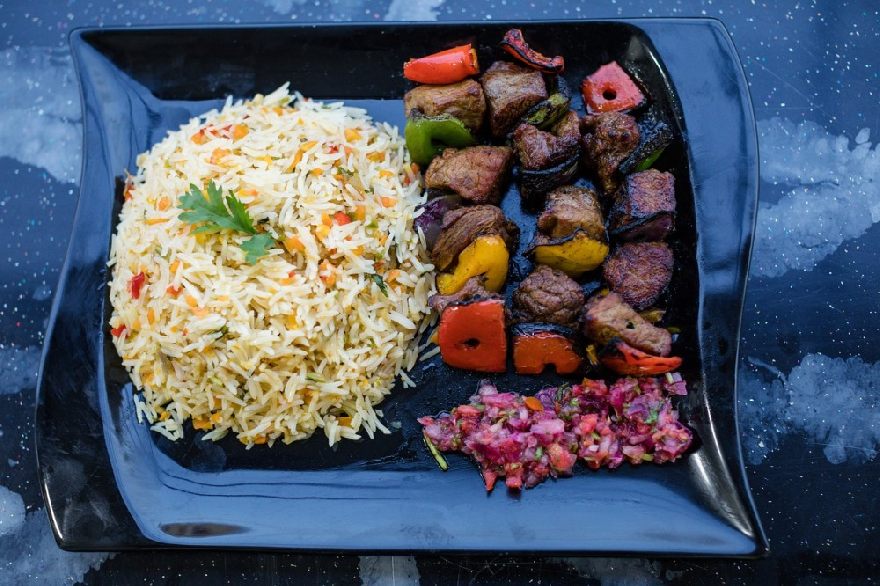 Köstlich angerichtetes Kebab so wie man den beim Grill Kebabs and Gyros in San Francisco zu Essen bekommt.